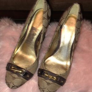 AUTHENTIC COACH PUMP